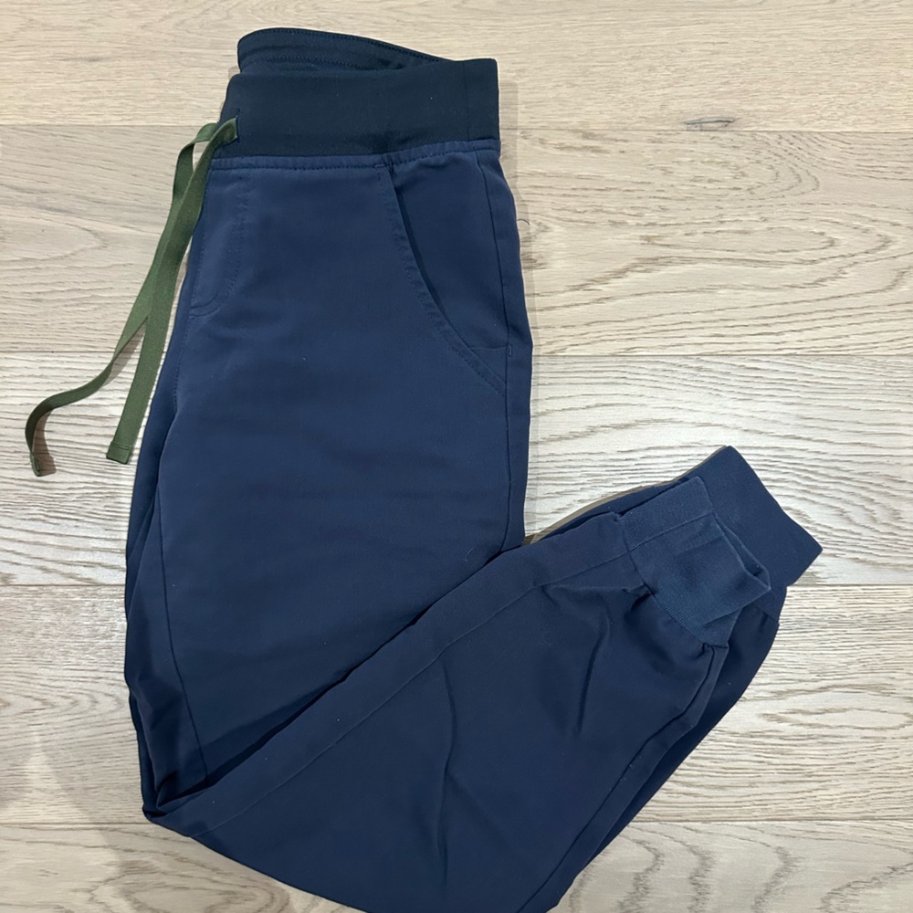 XS Petite Figs Zamora Jogger Scrub Pants in Dark Harbour